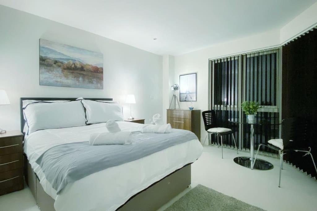 Two Bedroom Luxury Apt With Film Style 斯旺西 外观 照片