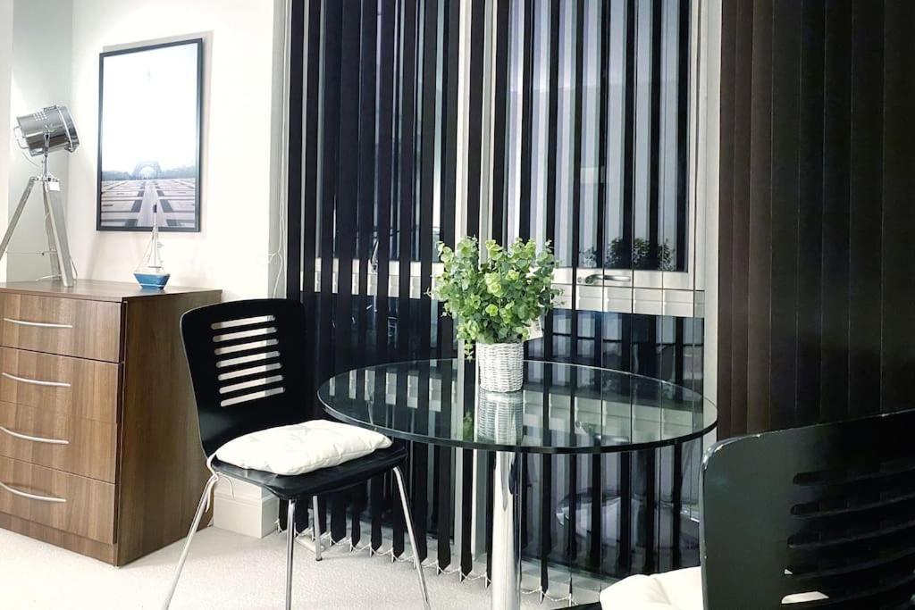 Two Bedroom Luxury Apt With Film Style 斯旺西 外观 照片